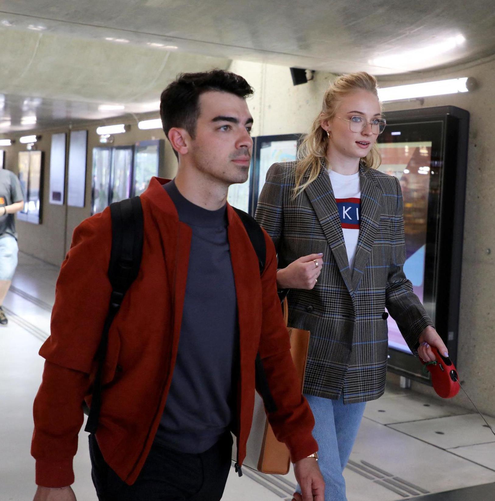Après un court séjour à Paris, la star de la série « Game of Thrones » Sophie Turner est arrivée hier après,midi à la gare TGV d\u0027Avignon avec Joe Jonas,