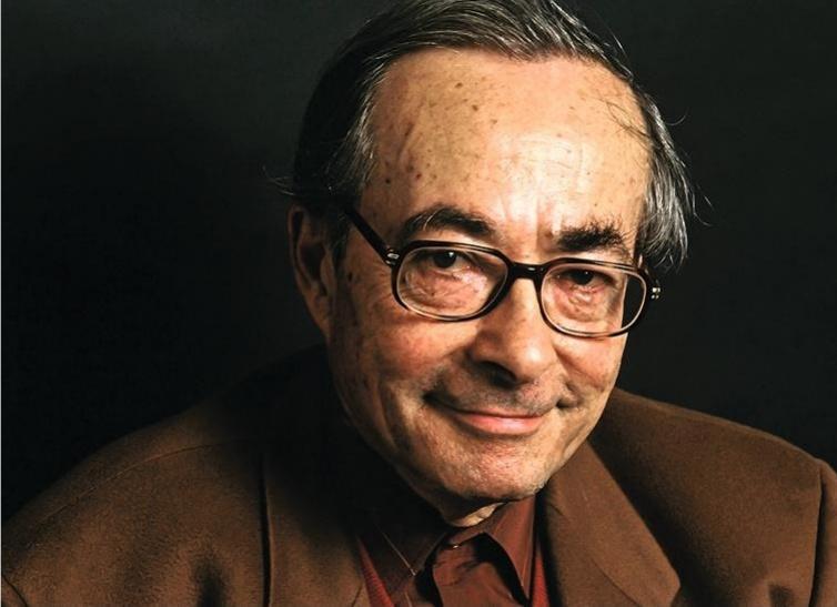 Dans son essai majeur Réelles présences, Steiner confère en effet à l’expérience musicale une véritable dimension transcendantale, une forme de communion qui confine au religieux. La musique est à ses yeux une « théologie implicite », une « unwritten theology ». Là est la clé de voûte de la pensée de Steiner sur l’art : dans le « mystère de la musique » gît la « grande force », « l’espoir d’une transcendance ». Évoquant l’expérience des camps, le survivant de la Shoah fait remarquer que, même interdite, la musique survit dans les mémoires. « On peut arrêter, torturer les musiciens, mais la musique demeure, ainsi que son étrange mystère. » En disparaissant, George Steiner nous laisse désormais en héritage la conscience aiguë de cet « étrange mystère » et la responsabilité de préserver ce qu’il appelle « le privilège de l’existence qu’est la great music ». ◆,Lou Heliot