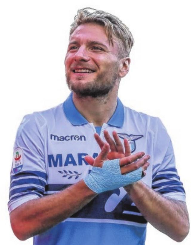 Mais la suite ne s’est passée comme il aurait pu l’espérer. Insigne est parti à Naples, Verratti à Paris, et lui a dû se contenter du Genoa qui, flairant la bonne affaire, a racheté 50 % de ses parts contre la somme de 4M¤. Sans succès (5 buts en 33 matches). L’été suivant, les dirigeants Bianconeri récupéraient la moitié de son contrat pour l’expédier, dans la même journée, chez le rival… du Torino ! Au Toro, Immobile a retrouvé le sourire pour finir meilleur buteur de Serie A (23 réalisations) et rentrer dans le cercle fermé des joueurs sacrés dans les deux divisions.,En poste à Dortmund, Jürgen Klopp en fait sa priorité pour combler le départ de Robert Lewandowski à l’été 2014 et le BVB débourse pas loin de 20M¤. Loin de son Italie natale, dans la grisaille de la Ruhr, Ciro Immobile vit un calvaire (7 buts en 30 matches). "Une année perdue", dit-il sans se cacher. Son prêt au FC Séville, la saison suivante, n’arrangera rien. Retour en Italie, au Torino, six mois plus tard. Enfin, la délivrance pour celui qui n’est prophète qu’en son pays. La Lazio a pointé le bout de son nez pour le faire signer (8,5M) à l’été 2016. Son dixième club en sept saisons ! Attaquant complet, buteur moderne, Immobile va de l’avant, fait admirer son sens de la finition, sa technique fine et son physique solide, mais aussi son adresse des deux pieds, pour terroriser les défenses transalpines.,Le seul bémol le concernant est de taille pour les tifosi italiens : avec la Squadra Azzurra, il n’y arrive pas. Sélectionné à 33 reprises, retenu au Mondial-2014 par Cesare Prandelli et convoqué pour l’Euro-2016 par Antonio Conte, le Capocannoniere de la Lazio a marqué seulement sept buts avec l’équipe nationale. Roberto Mancini l’a convoqué à deux des trois derniers rassemblements. Lors de la dernière trêve, il n’a joué que 34 minutes. "Aujourd’hui, je n’ai marqué que pour la Lazio. Mancini connaît mes caractéristiques, je retrouverai la confiance du sélectionneur", a-t-il déclaré.,En Ligue Europa, Immobile n’a marqué qu’un but (sur penalty contre l’Apollon) en deux matches. Mais Adil Rami, qui l’a côtoyé six mois en Andalousie, et Duje Caleta Car, qui pourrait être aligné en charnière à ses côtés, devront à tout prix museler Ciro.,Jean-Claude LEBLOIS,*Le capocannoniere : le titre attribué au meilleur buteur de chaque saison en Serie A