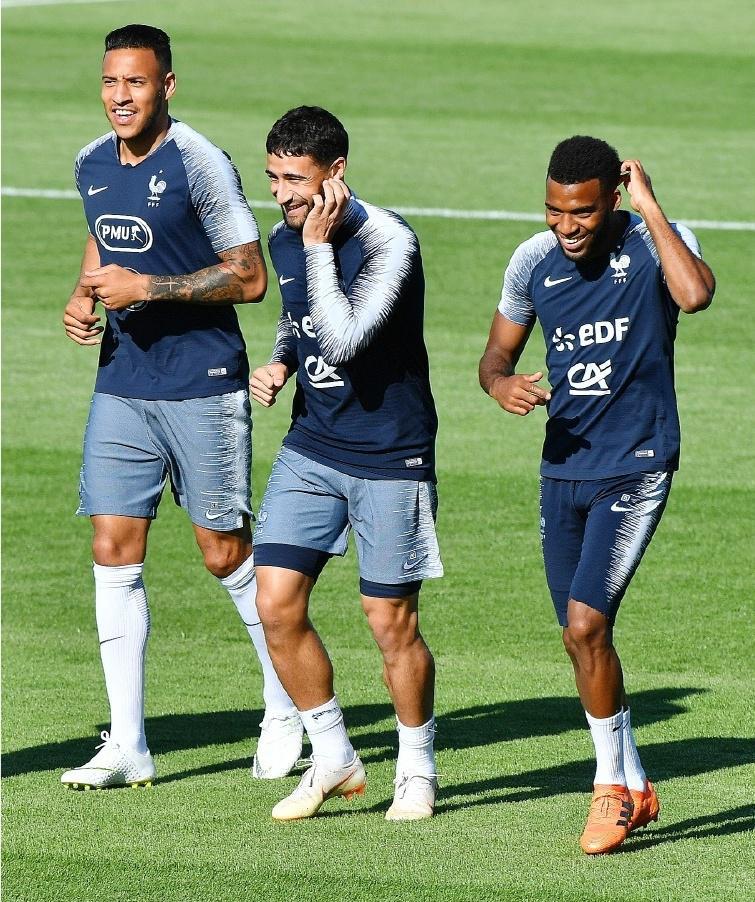 DE NOS ENVOYÉS SPÉCIAUX,V. G., D. D., B. Gh., H. De.