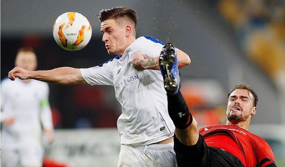 DE NOTRE ENVOYÉ SPÉCIAL,ANTOINE MAUMON DE LONGEVIALLE,L'attaquant du Dynamo Kiev Benjamin Verbic devance le défenseur rennais Damien Da Silva, hier soir.
