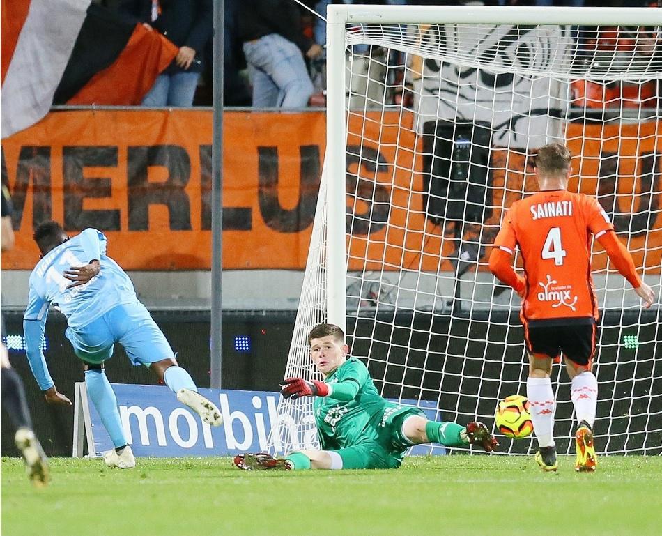 CLÉMENT VERSTRAETE,Illan Meslier effectue un arrêt devant le Messin Opa Nguette et son coéquipier Joris Sainati, lors de Lorient-Metz, le 26 octobre (0-0).