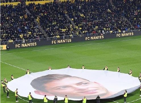 ALBAN TRAQUET,« Justice est faite. » C’est avec cette sentence que les avocats du FC Nantes ont accueilli l’annonce de la FIFA, hier après-midi, dans la douloureuse affaire Emiliano Sala. Le résumé d’une satisfaction prudente, après sept mois de procédure devant l’instance mondiale, dans un contentieux hors norme.,Cette bataille juridique et financière avait rapidement pris forme entre le FCN et Cardiff City à la suite de l’accident d’avion fatal à l’attaquant argentin (et son pilote, David Ibbotson), le 21 janvier, au large de l’île anglo-normande de Guernesey. Prétextant des «anomalies» dans la conclusion de ce deal à 17 M€ (hors bonus) à l’issue dramatique, Cardiff avait refusé de payer le premier versement de 6 M€ dû à Nantes, prévu contractuellement le 26 janvier (soit cinq jours après la disparition du joueur). Les versements des deux autres échéances –respectivement 6 et 5 M€ – sont programmés en janvier prochain puis au 1er janvier 2021.