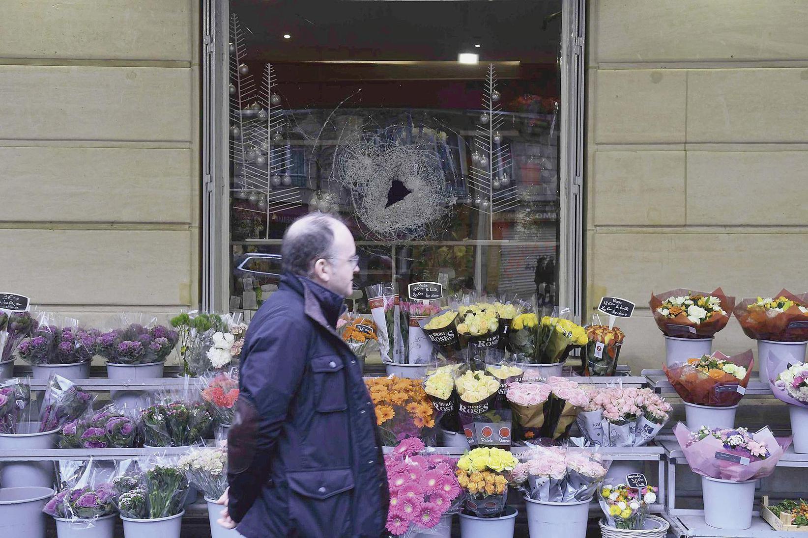 Simon Barthélémy (à Bordeaux), Anaïs Brosseau (à Paris) et Pascal Charrier (à Saint-Étienne)