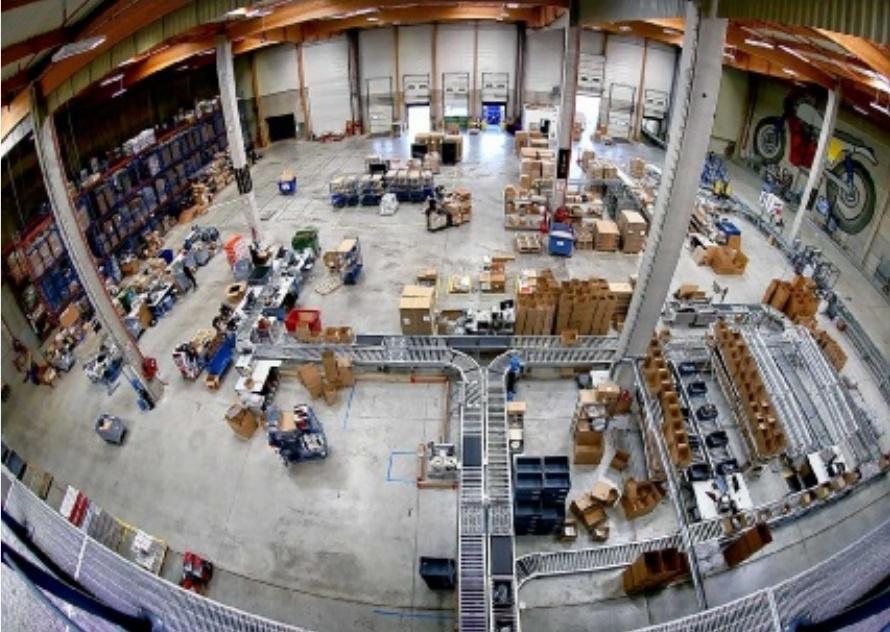 PAR VALÉRIE SAUVAGE,economie@lavoixdunord.fr,social et sa plate-forme logistique. Premières roues dans le commerce physique. Il y a quelques jours, c’est un nouveau virage qu’a négocié la société en rachetant MComme Moto, un magasin de motos installé à Europole Moto Seclin, la plus grande zone moto d’Europe. « Nous avons pour ambition de devenir les leaders du marché en France à cinq ans grâce au développement d’un réseau de magasins physiques. Nous prévoyons de tripler notre chiffre d’affaires dans les cinq ans. » En 2018, Motoblouz devrait enregistrer un chiffre d’affaires de 50 millions d’euros, en progression de + 20 %.,« Aujourd’hui, sur le Web, nous nous adressons à environ 20 % de la population motarde, certains étant encore réticents à commander sur Internet », explique Thomas Thumerelle. Avec le déploiement de magasins physiques, « nous voulons nous adresser à 100 % du marché moto », c’est-àdire entre 2 et 2,5 millions de motards en France. Motoblouz est aussi installé en Espagne avec un bureau de 5 personnes à Barcelone et en Italie. « Le premier objectif, c’est de devenir leader français. Ensuite, ce sera l’Espagne et en troisième, l’Italie. » Plein gaz.,www.motoblouz.com