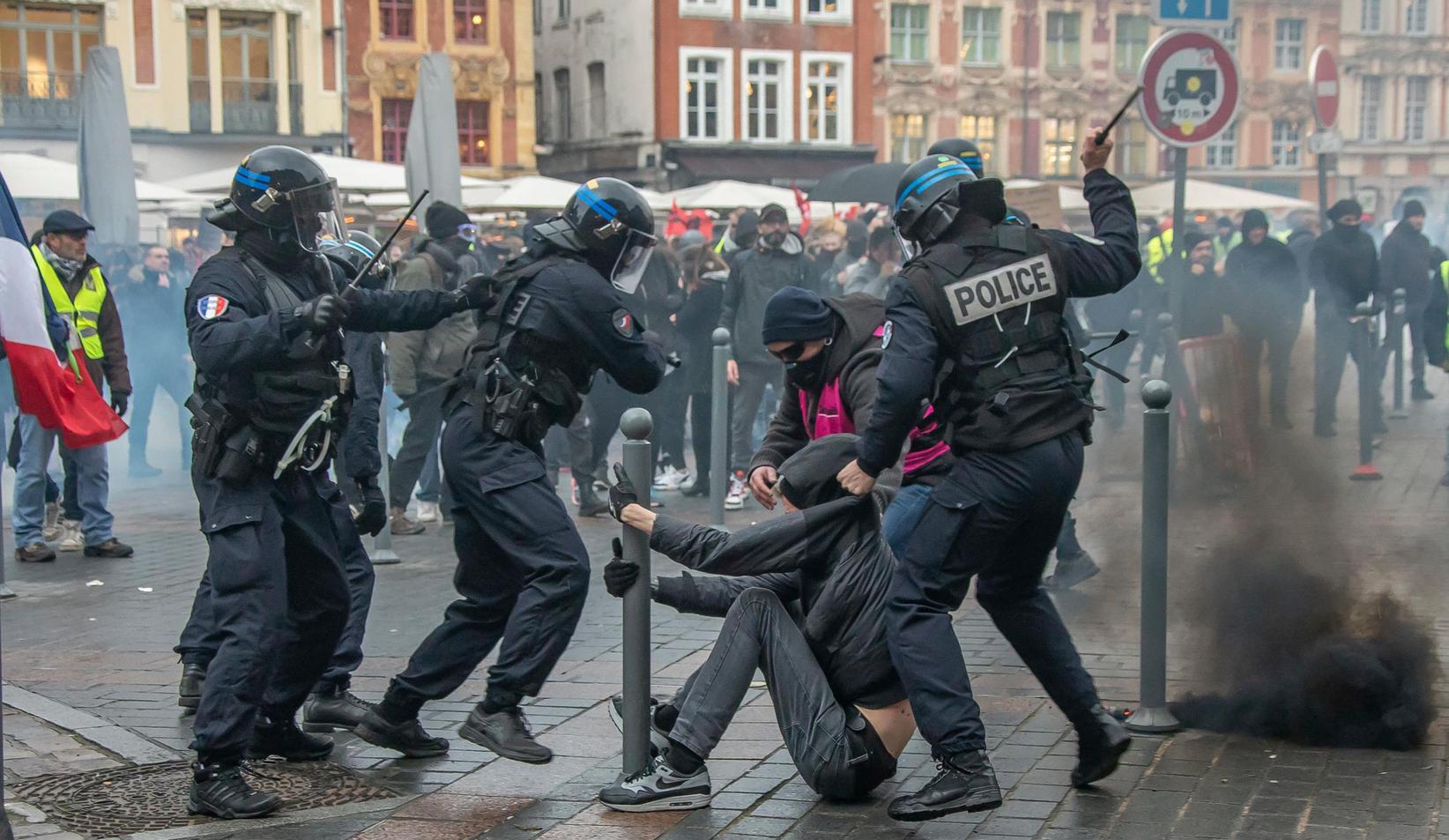 Демонстрации в париже. Митинги во Франции 2022. Полиция на протестах во Франции. Разгон демонстрантов в Париже.