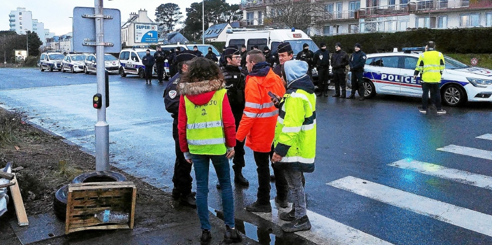 Brest Les Gilets Jaunes Délogés Des Ronds Points Sfr Presse