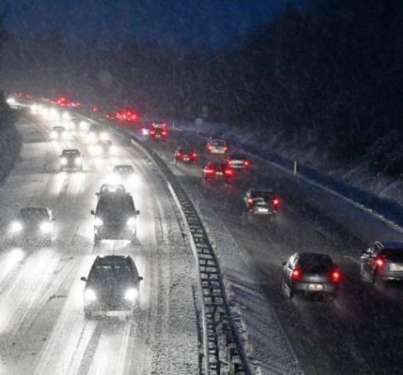 Circulation difficile, mardi soir, sur la RN12, à hauteur de Hédé-Bazouges (Ille-et-Vilaine), sur une chaussée rendue glissante par la neige Photo AFP
