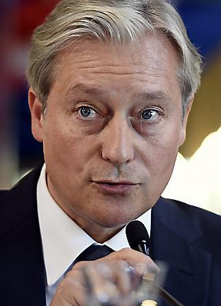v. COSTE (avec Reuters)