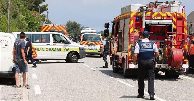 THIBAUT PARAT tparat@nicematin.fr,1. Une vingtaine de pompiers de La Turbie, Menton et Nice sous le commandement du lieutenantAdrien Tachon.Ainsi que deux véhicules du Smur.