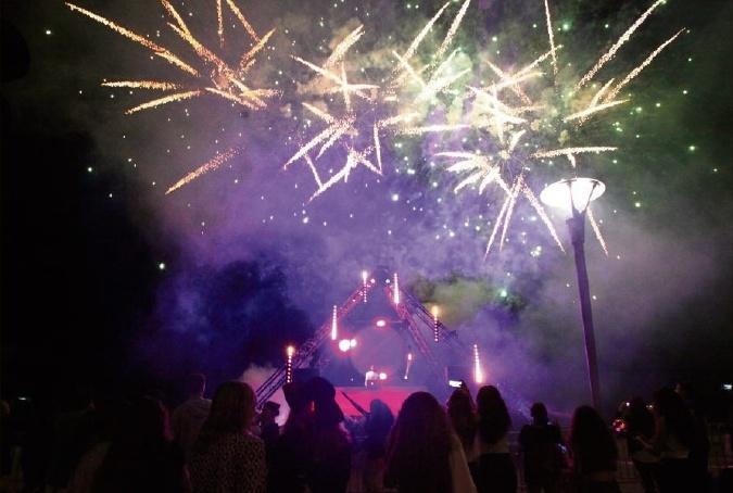 GAËTAN PEYREBESSE gpeyrebesse@nicematin.fr,Ce soir, bord de mer de Cagnes, du port du Cros à l’hippodrome. Fermeture de la promenade aux voitures à 18 h. Début des festivités à 20h30. Feu d’artifice à 22h15. Gratuit.