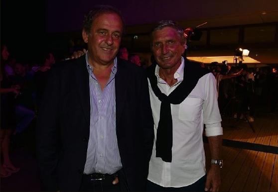 V. S. (AVEC F. P.)