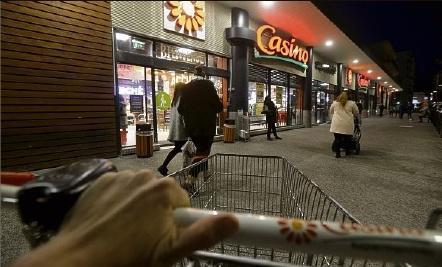 Y. D. ydelanoe@nicematin.fr,(1) S’il existe déjà des épiceries de nuit et des stations-service 24 heures/24,la plage horaire la plus tardive pour un supermarché à Nice est minuit. C’est le cas pour deux enseignes Monop’,avenueThiers et place Masséna.