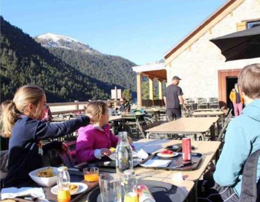 Hervé Mairal,(1) Ouverture hivernale : des vacances de Noël à la fermeture de la station le 31 mars. Tarifs : ½ pension à partir de 51 euros/adulte et 38 euros/enfant. Réservation : 05 62 98 48 62 ou chalet.oule@wanadoo.fr
