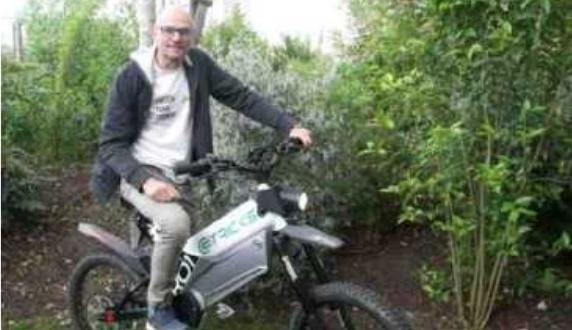 Hervé Pons,Le tarif de la randonnée est de 70 euros (65 pour étudiants et demandeurs d’emploi),équivalent à ce qui est pratiqué dans la profession avec les machines à essence. Site www.greentrailloisirs.com.