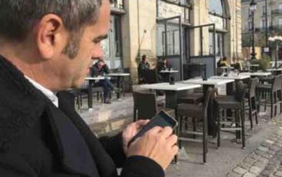 Stéphanie Lacaze,(1) Sur Google Play et l’App Store (2) Site de rencontres