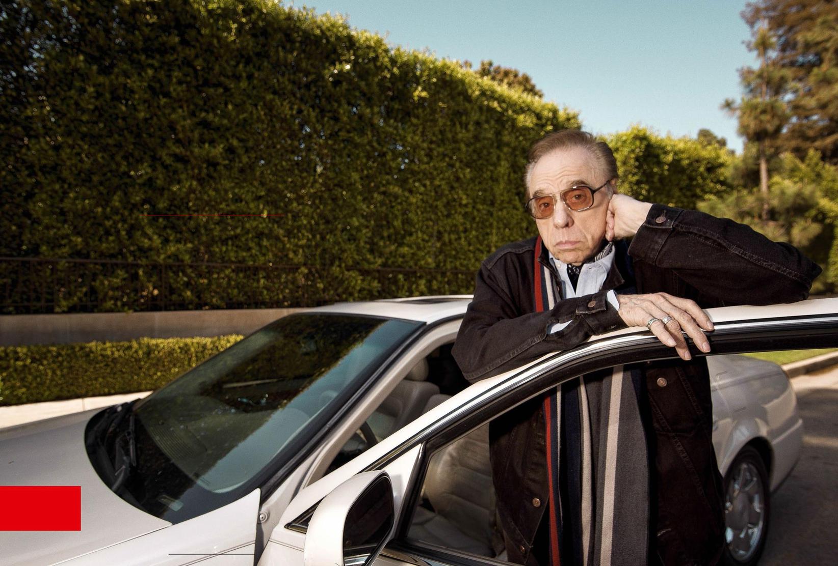 Réalisateur le plus prometteur du Nouvel Hollywood, Peter Bogdanovich est aujourd’hui connu comme le psy de la psy des Soprano. Il a donné rendez-vous à ÉRIC DAHAN sur Sunset Boulevard pour évoquer femmes, drames et films. Et raconter l’inédit d’Orson Welles dont il est l’une des stars.,PHOTOGRAPHIE ÉRIC DAHAN