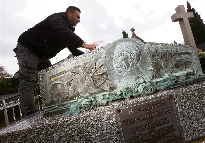 PHILIPPE MICHON pmichon@nicematin.fr,1. Hier soir, la préfecture a précisé dans un communiqué que la cérémonie se tiendra dimanche à 13 heures au cimetière Alphonse-Karr.