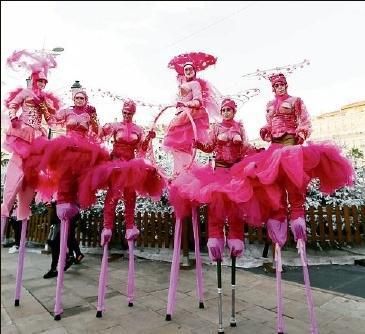 C. P,1.Arrivée aujourd’hui du père Noël depuis le port jusqu’à la place Liberté de 14 h 30 à 16 h 30. Nouvelle parade demain de 16 h à 17 heures.
